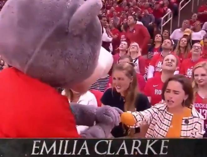 Clutch, mascota de los Rockets, se rinde a Emilia Clarke.