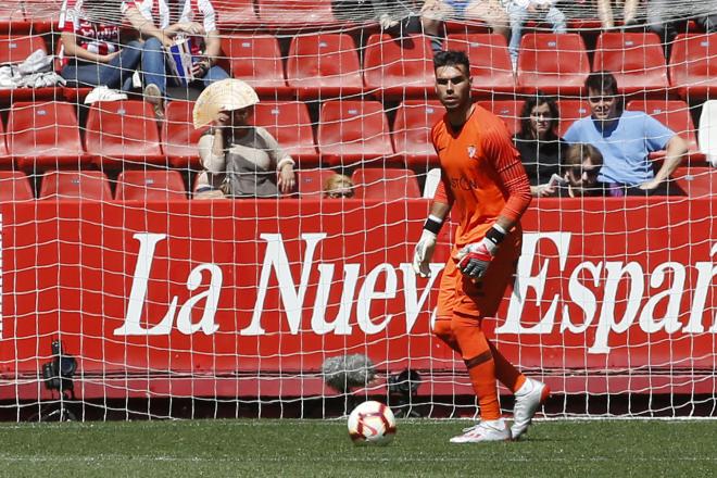 Dani Martín en la meta de El Molinón durante el Sporting - Lugo (Foto: Luis Manso).