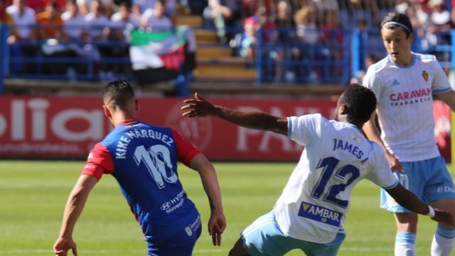 El nigeriano tratando de robar una pelota a un jugador del Extremadura (Foto: LaLiga)