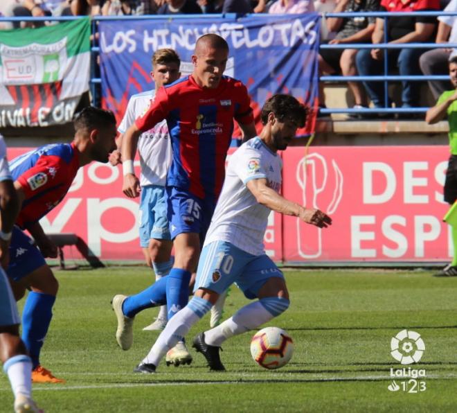 El navarro del Real Zaragoza zafándose de un jugador del Extremadura (Foto: LaLiga)