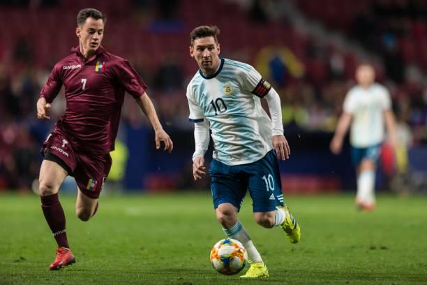Juanpi trata de robar un balón a Messi en un duelo entre Venezuela y Argentina.