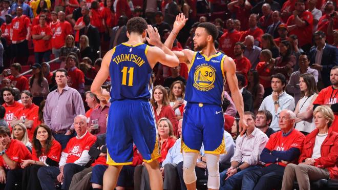 Klay Thompson y Stephen Curry celebran una canasta de los Warriors ante los Rockets.