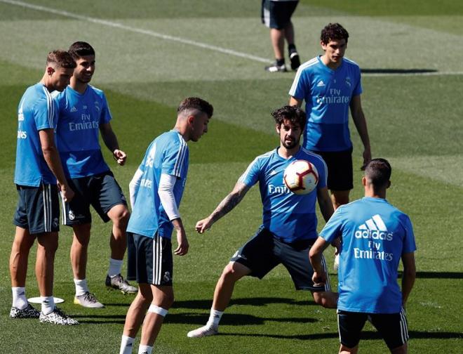 Los jugadores del Real Madrid, durante el entrenamiento de este sábado.
