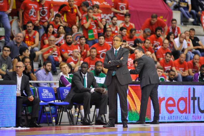 Casimiro observa una jugada en el Murcia-Unicaja (Foto: ACB Photo / J.Bernal).
