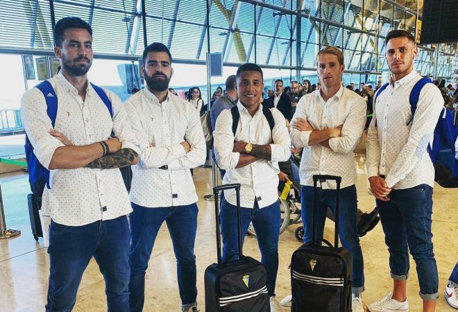 Rennella, Gil, Machis, Álex y Querol, en el aeropuerto.