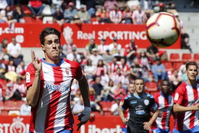 Pablo Pérez corre para hacerse con el balón ante el Lugo (Foto: Luis Manso).