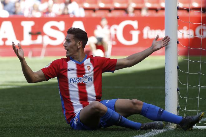 Álex Alegría se lamenta en el Sporting-Lugo (Foto: Luis Manso).