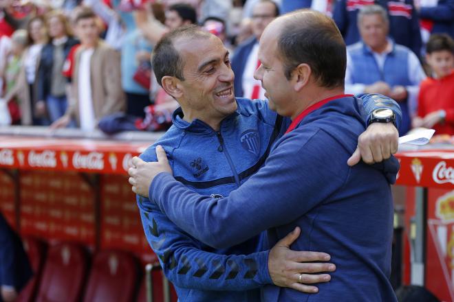 Eloy Jiménez y José Alberto López se saludan antes del Sporting-Lugo de la pasada temporada (Foto: Luis Manso).
