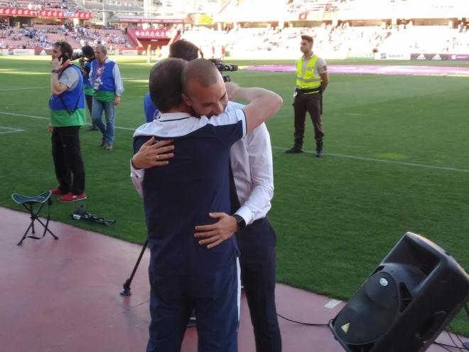 Sánchez Vera se abraza a Arconada antes del partido.