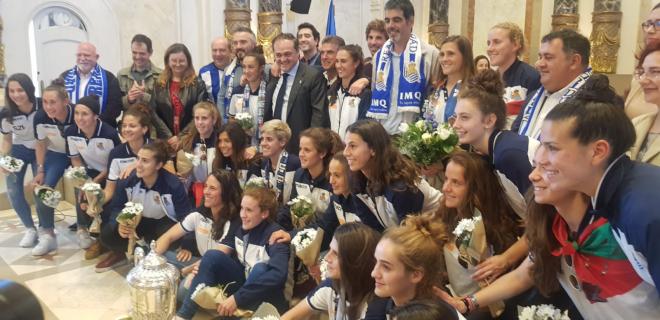 Las jugadoras de la Real, en la recepción del Ayuntamiento tras ganar la Copa.