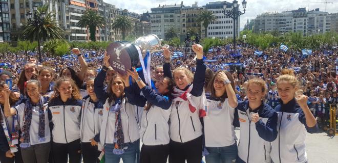 Las jugadoras de la Real Sociedad celebrando la Copa de la Reina en los Jardines del Alderdi Eder (Foto: Marta Gonzalo).