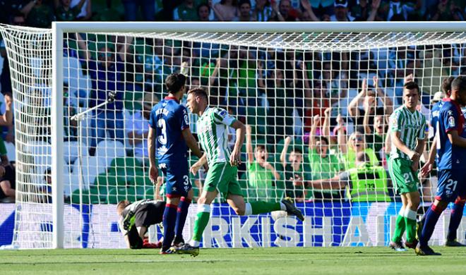 Gol de Joaquín ante el Huesca (Foto: Kiko Hurtado).
