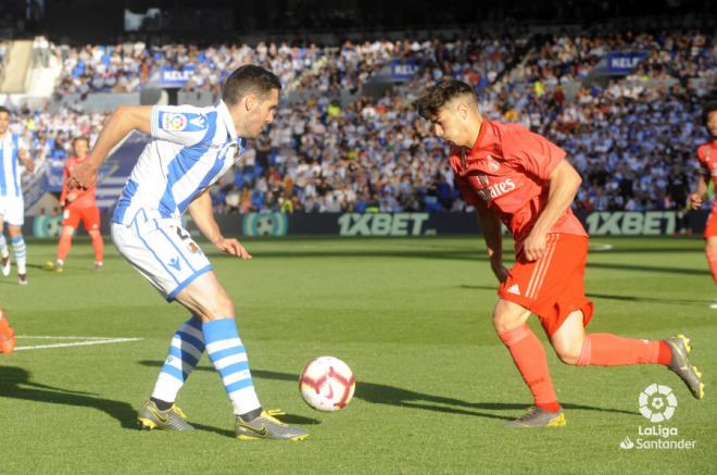 Brahim Díaz trata de regatear a Zaldúa en el Real Sociedad-Real Madrid (Foto: LaLiga Santander).