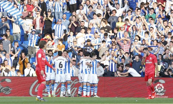 Los jugadores de la Real Sociedad celebran un tanto al Real Madrid (Foto: LaLiga Santander).