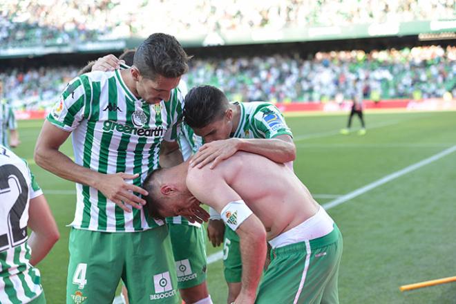 Joaquín celebra con Bartra y Feddal un gol ante el Huesca (Foto: Kiko Hurtado).