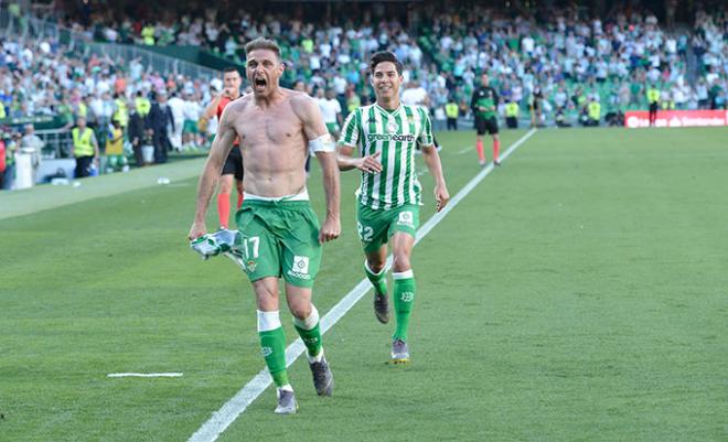 Joaquín celebra el segundo gol ante el Heusca (Foto: Kiko Hurtado).