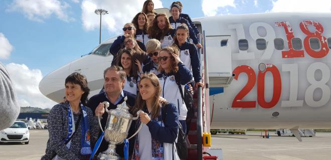 La Real aterriza en el aeropuerto de Bilbao con la Copa de la Reina (Foto: Marta Gonzalo).