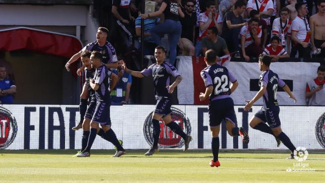 Los jugadores del Real Valladolid celebran el gol de Ünal ante el Rayo (Foto: LaLiga).