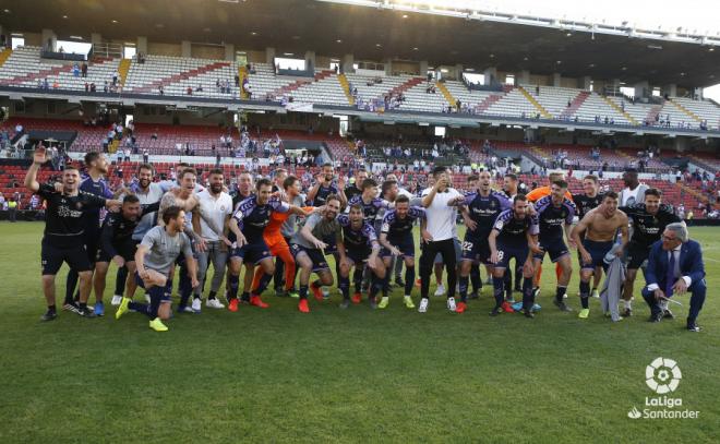 Los jugadores del Pucela celebran con los aficionados en Vallecas la permanencia en Primera (Foto: LaLiga).