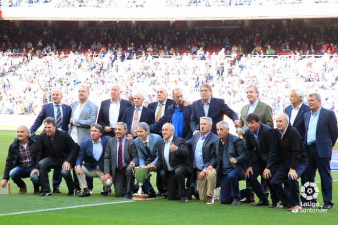 Los ganadores de la Recopa posan sobre el césped del Camp Nou (Foto: LaLiga).