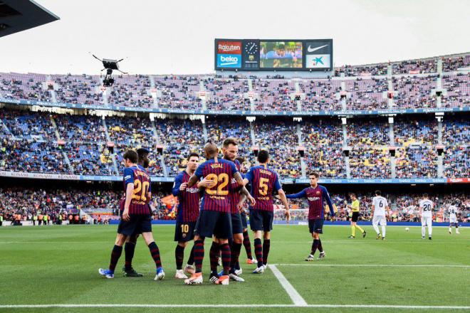 Los jugadores del Barcelona celebran el gol de Arturo Vidal ante el Getafe.