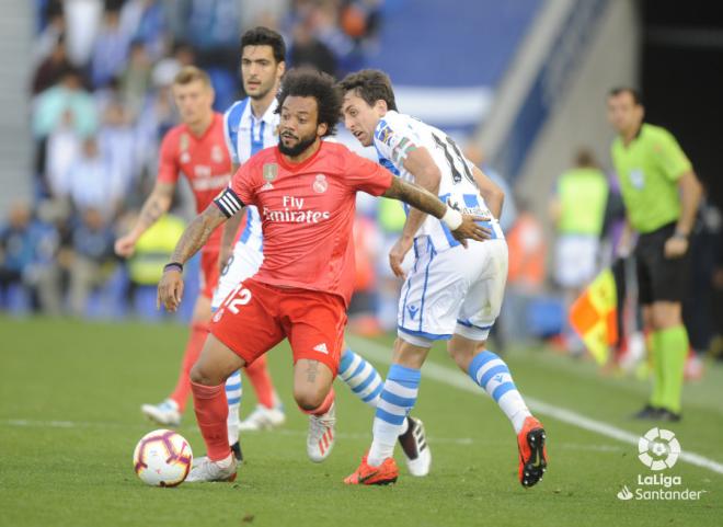 Marcelo controla la pelota durante el Real Sociedad-Real Madrid (Foto: LaLiga Santander).