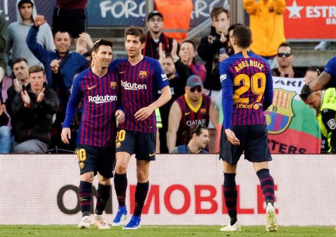 Messi celebra con sus compañeros el segundo gol.