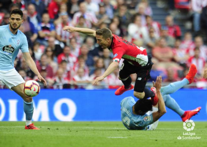 Iker Muniain vuela en el penalti cometido por el Celta contra el Athletic (Foto: LaLiga).