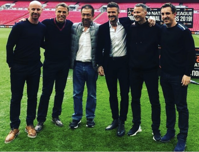 Gary Neville posa junto a Peter Lim, Phil Neville, Beckham y Scholes en Wembley