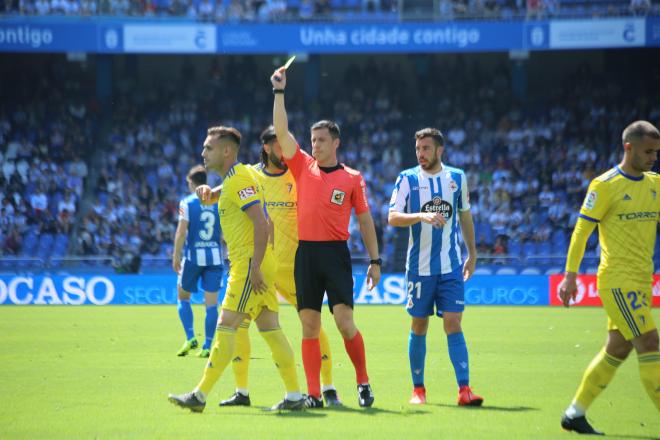 Soto Grado amonesta a un jugador del Cádiz (Foto: Iris Miquel)