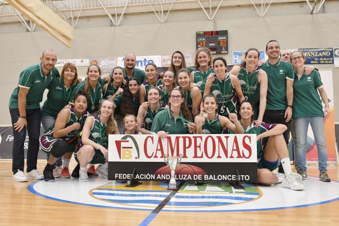 El Unicaja Femenino celebra el título de campeón (Foto: Unicaja B. Photopress).