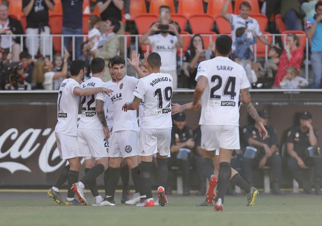 El Valencia celebra un gol contra el Alavés. (Foto: David González)