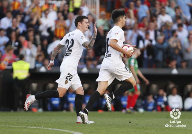 Santi Mina y Carlos Soler celebran el primer gol al Alavés (Foto: LaLiga).