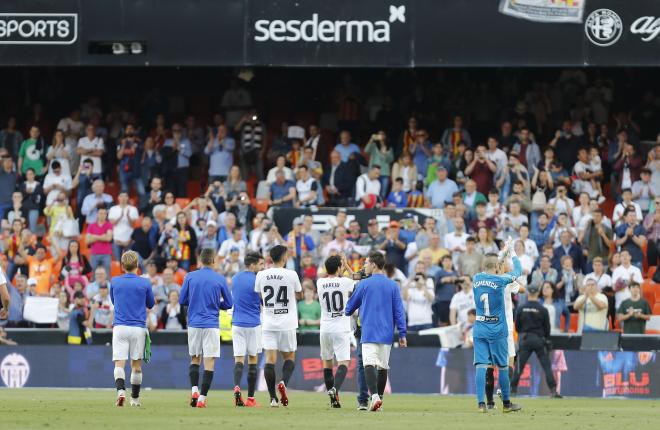Los jugadores del Valencia CF celebran el triunfo contra el Alavés (Foto: David González).