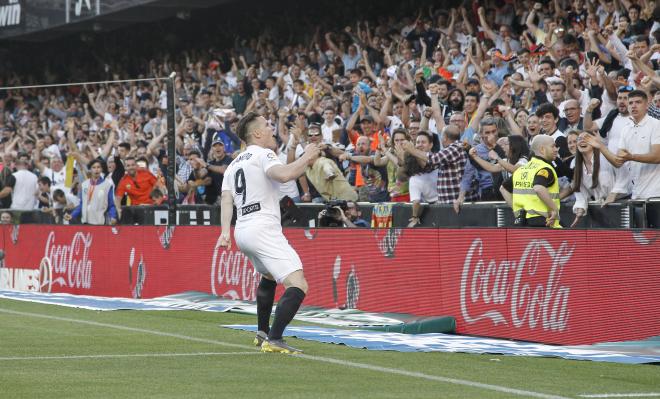 Gameiro celebra su gol en el Valencia CF-Alavés (Foto: David González).