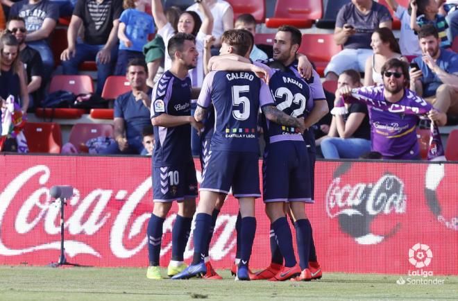 Los jugadores del Real Valladolid celebran el gol de Sergi Guardiola en Vallecas.