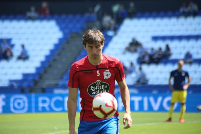 Pedro Mosquera, durante el calentamiento previo al partido ante el Cádiz (Foto: Iris Miquel).