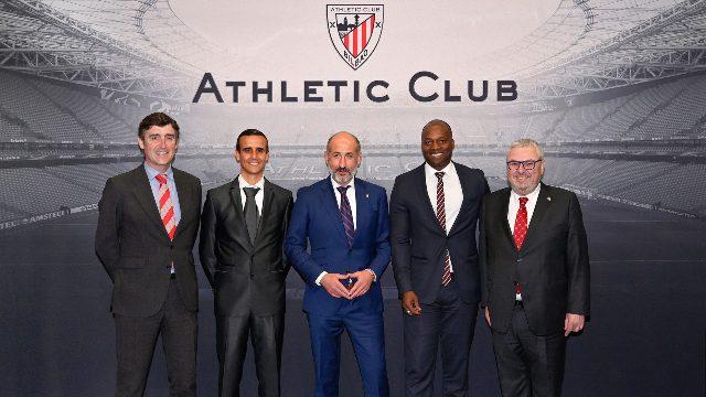 Aitor Elizegi, Juan Carlos Ercoreca y Martín Urrejola junto a los representantes del Aviron en San Mamés (Foto: Athletic Club).