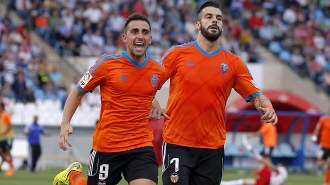Alcácer y Negredo celebran un gol en Almería en 2015. (Foto: Valencia CF)