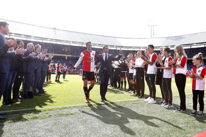 Robin van Persie y Van Bronckhorst dicen adiós al Feyenoord con homenaje.