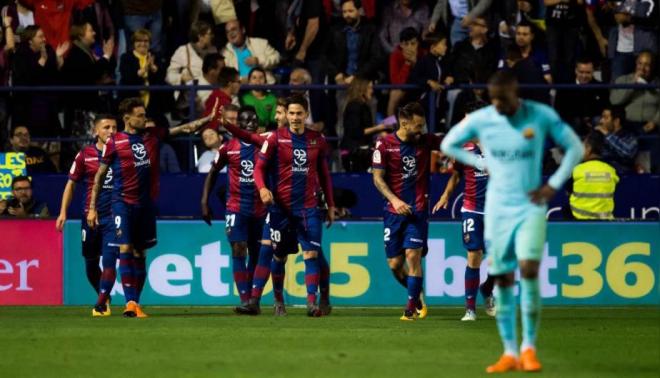 El Levante celebra un gol ante el Barça.