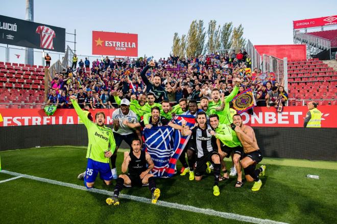 El equipo celebra el éxito con los aficionados desplazados a Montilivi. (Foto: Levante UD)