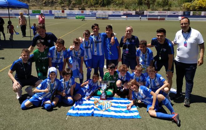 El equipo, celebrando el Campeonato de Andalucía.