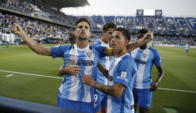 Adrián celebra con la grada un gol de penalti ante el Real Oviedo (Foto: Málaga CF).