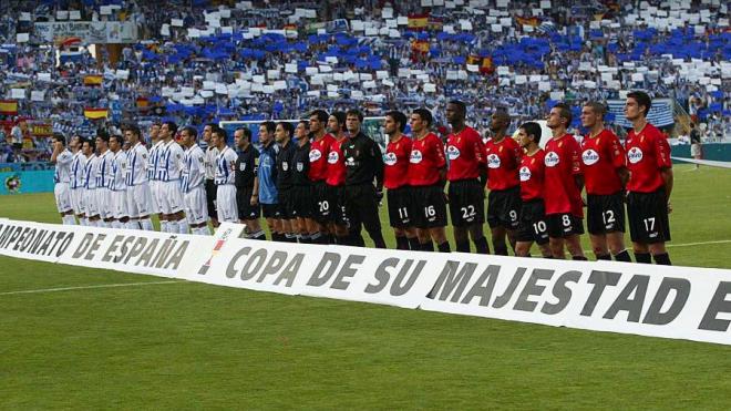 Los onces iniciales de Mallorca y Recreativo en la final de Copa del Rey de 2003.