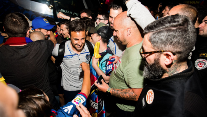 Pedro López recibido por los aficionados. (Foto: Levante UD)
