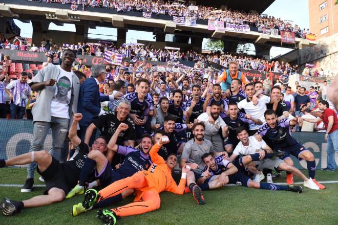Los jugadores del Pucela celebran la permanencia en Vallecas (Foto: Real Valladolid).