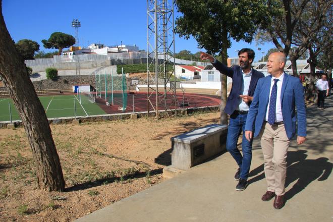 Imbroda visita la Ciudad Deportiva de Huelva.