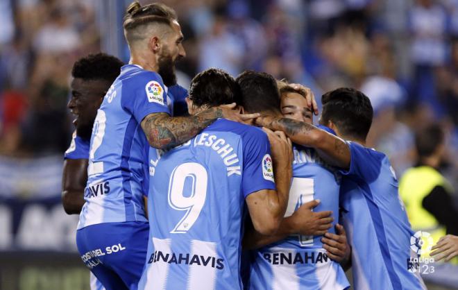 Cifu se abraza con sus compañeros tras el gol de Ontiveros (Foto: LaLiga).
