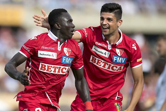 Moussa Djitté celebra un gol con un compañero en el Sion.
